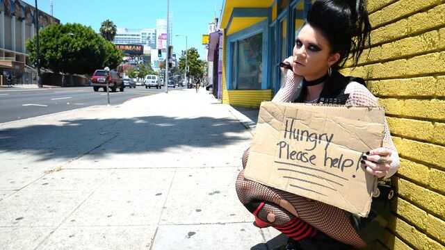 A passionate brunette with a chic ass saddle the trunk of her lover