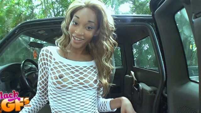 A mulatto with a gorgeous ass gave a cool blowjob to a guy near the car